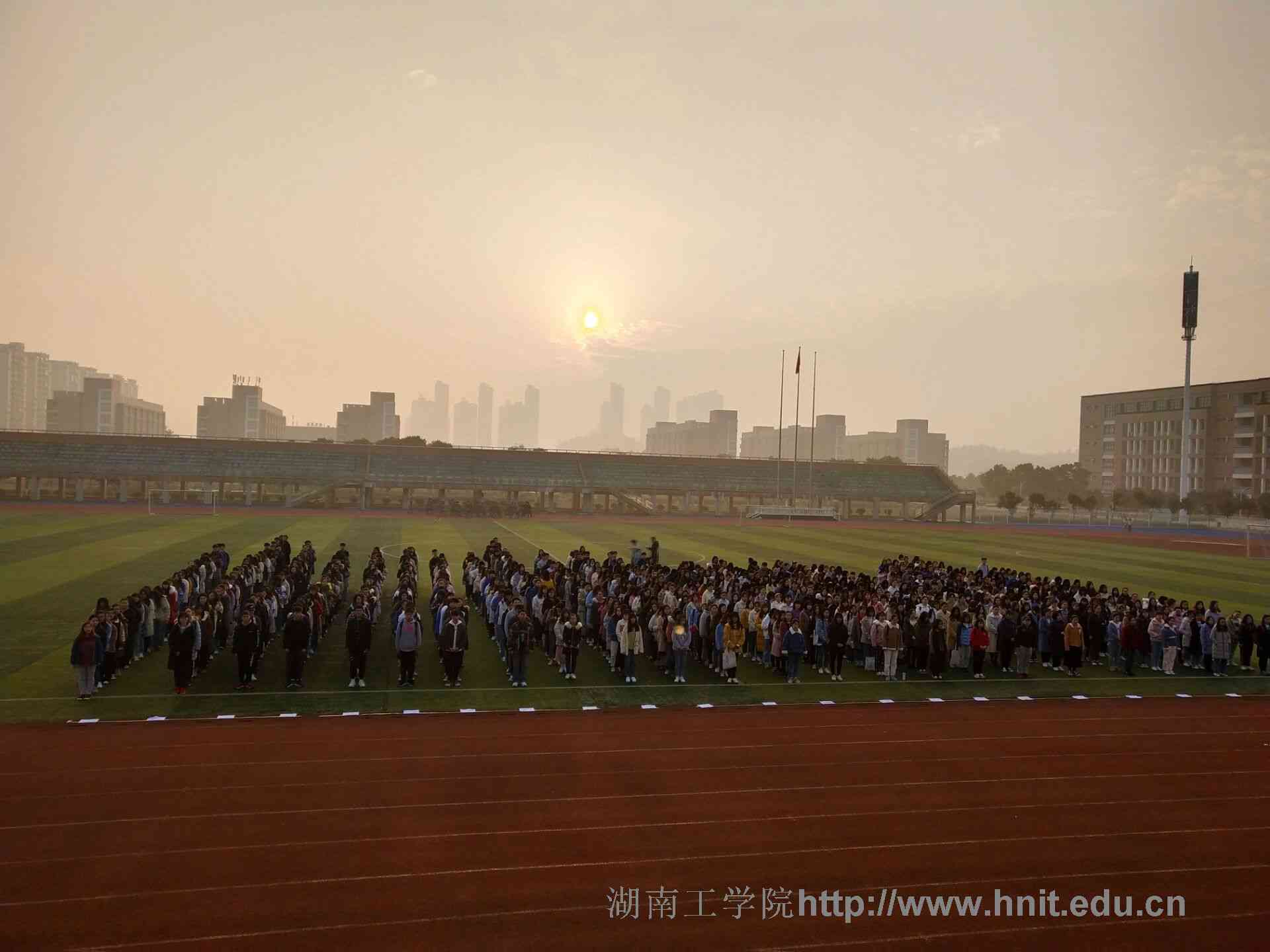 外国语学院举行“不负韶华，与国同行”主题升旗仪式