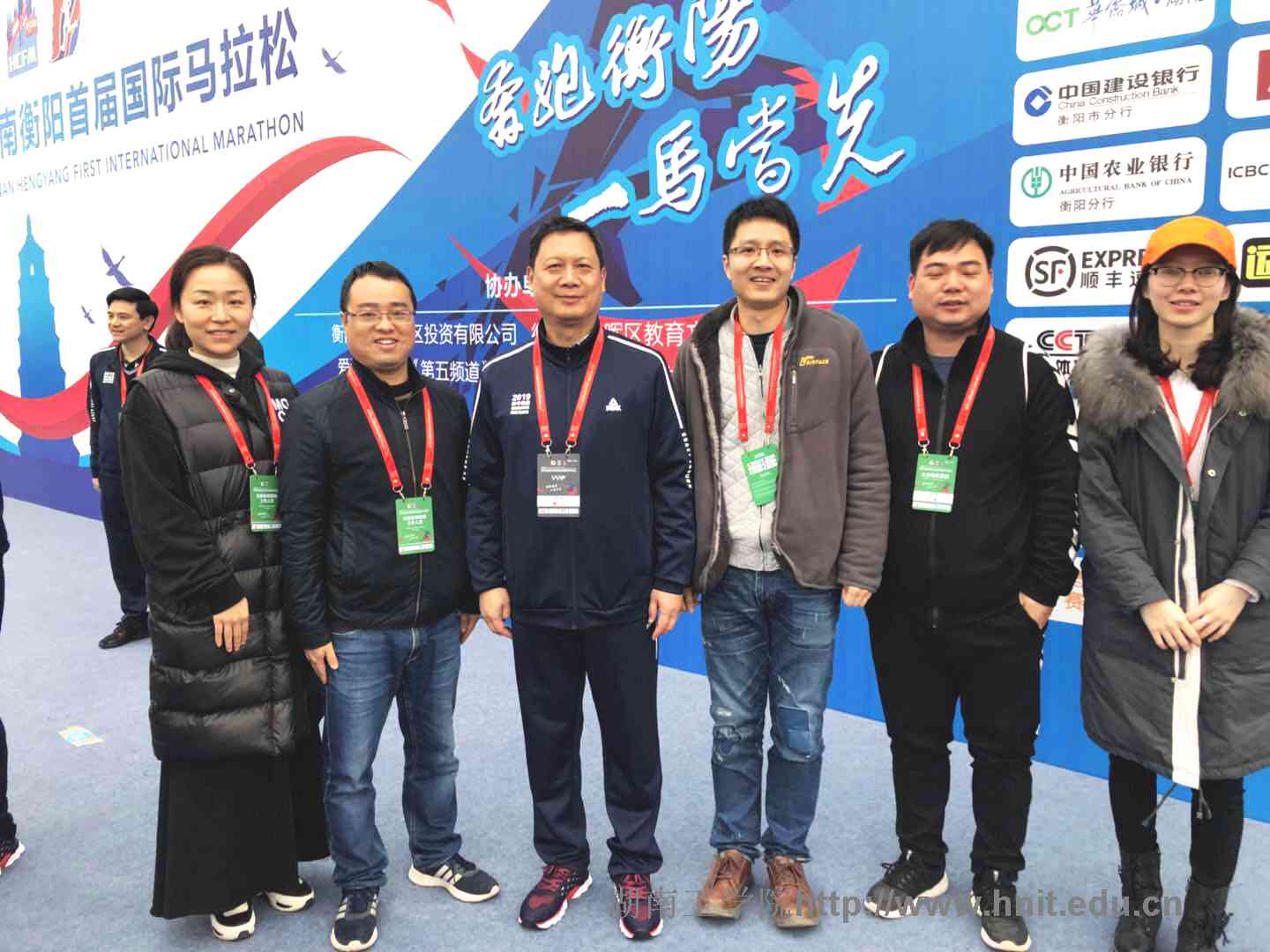 青春助“衡马” best365官网2000名志愿者服务衡阳首届国际马拉松赛